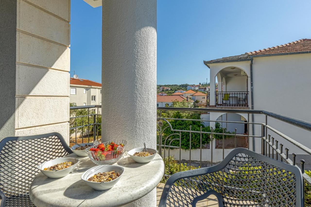 Island Resort Mihaela - Happy Rentals Trogir Exterior photo